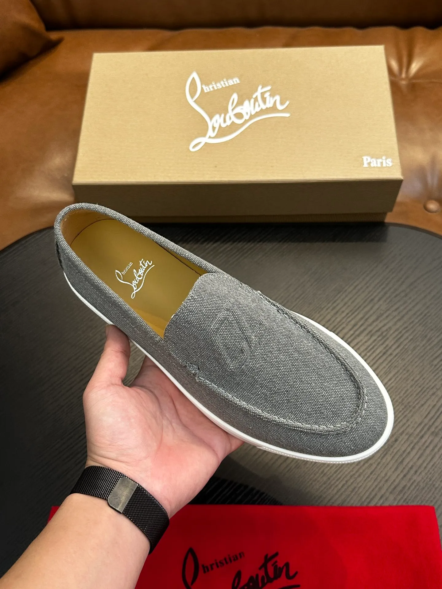 P760💰Christian Louboutin (red-soled shoes) Italian men’s casual sneakers are shipped! Each pair of shoes from this Italian handmade shoe brand has a simple and classic design, which is very comfortable and versatile! The upper fabric of this shoe is made of imported cowhide, with high-end and comfortable cowhide lining! The outsole is made of original rubber bottom sheets and is lined with cowhide! Brand-specific molded footbed, exclusive private mold control! Original box packaging, with shoe storage bag! 39 40 41 42 43 44 (38 45 46 customized)